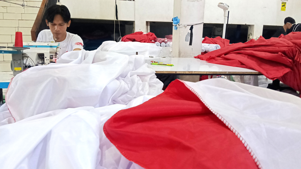 Intip Pembuatan Bendera Merah Putih Sepanjang 2 Kilometer Aktivitas penjahit menyelesaikan pembuatan bendera merah putih sepanjang 2 kilometer di Industri Konveksi Rumahan Sinergi Adv Nusantara, Jagakarsa, Jakarta Selatan, Selasa (5/8/2025). (Beritanasional.com/Oke Atmaja)