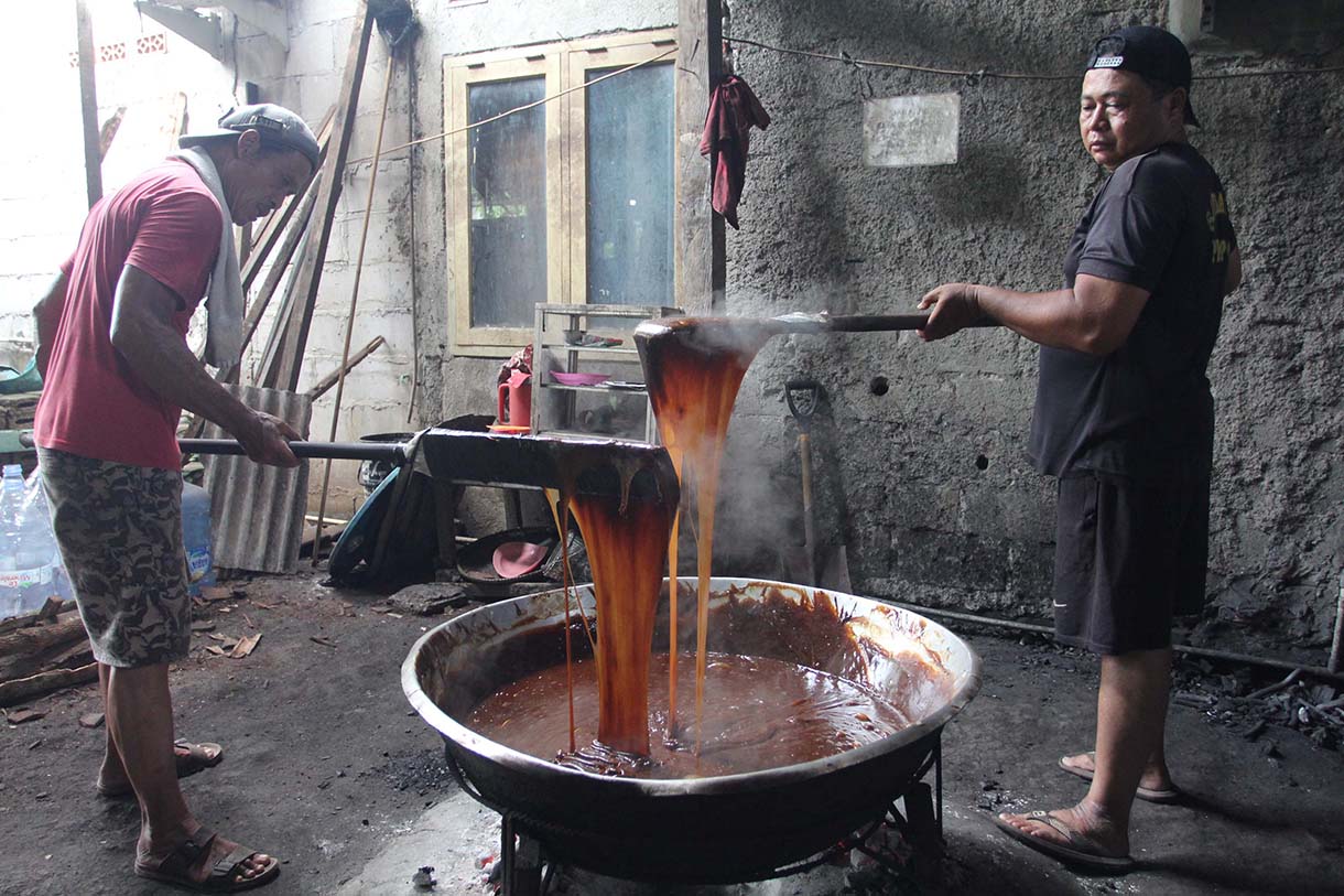 Pekerja mengaduk adonan dodol Betawi di pusat pembuatan dodol, kawasan Cilenggang, Serpong, Tangerang Selatan, Banten, Minggu(16/3/2025).  (Beritanasional.com/Oke Atmaja)