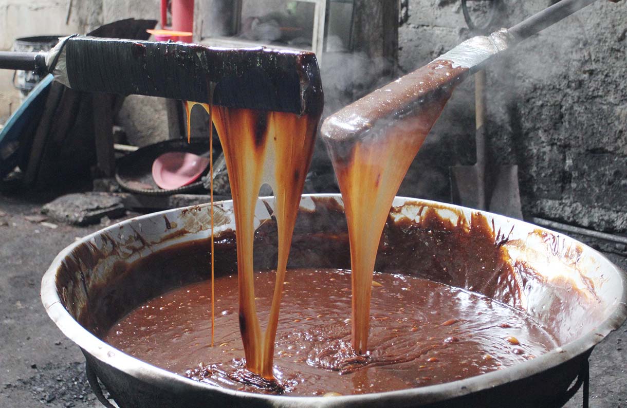 Pekerja mengaduk adonan dodol Betawi di pusat pembuatan dodol, kawasan Cilenggang, Serpong, Tangerang Selatan, Banten, Minggu(16/3/2025).  (Beritanasional.com/Oke Atmaja)