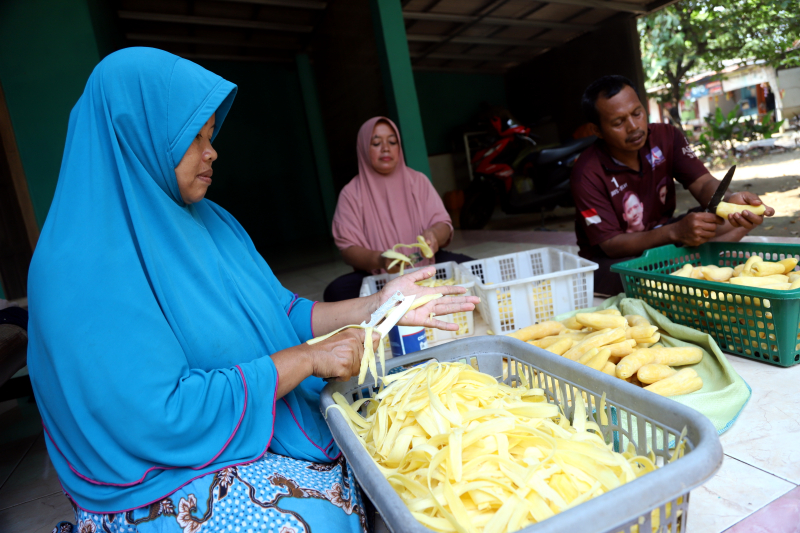 Pekerja pembuatan keripik singkong. (BeritaNasional/Elvis Sendouw)