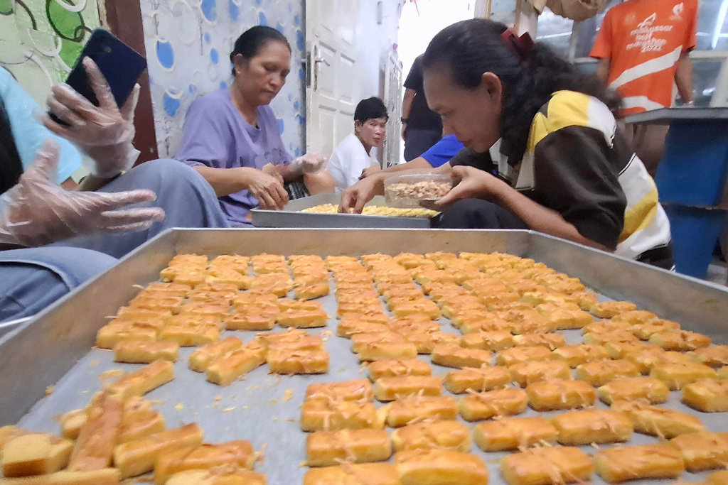 Aktivitas pembuatan kue kering di Rumah Produksi Kue Kering Pusaka Kwitang, Kawasan Senen, Jakarta, Senin (9/3/2026).  (Berita nasional.com/Oke Atmaja)