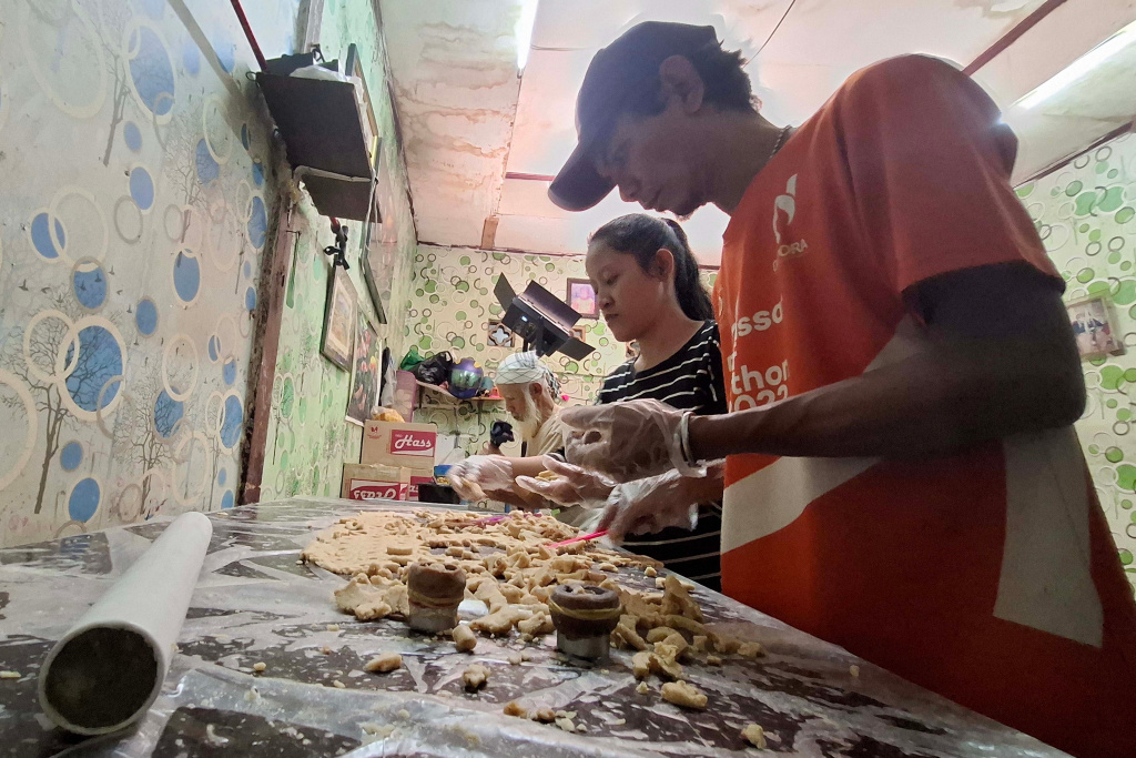 Aktivitas pembuatan kue kering di Rumah Produksi Kue Kering Pusaka Kwitang, Kawasan Senen, Jakarta, Senin (9/3/2026).  (Berita nasional.com/Oke Atmaja)