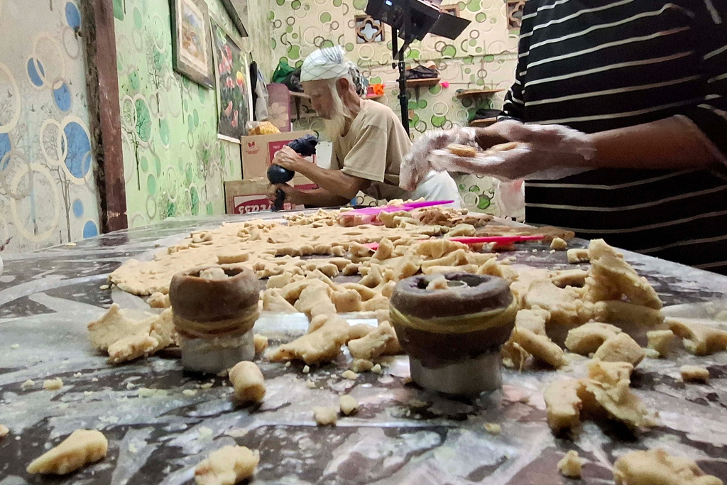 Aktivitas pembuatan kue kering di Rumah Produksi Kue Kering Pusaka Kwitang, Kawasan Senen, Jakarta, Senin (9/3/2026).  (Berita nasional.com/Oke Atmaja)