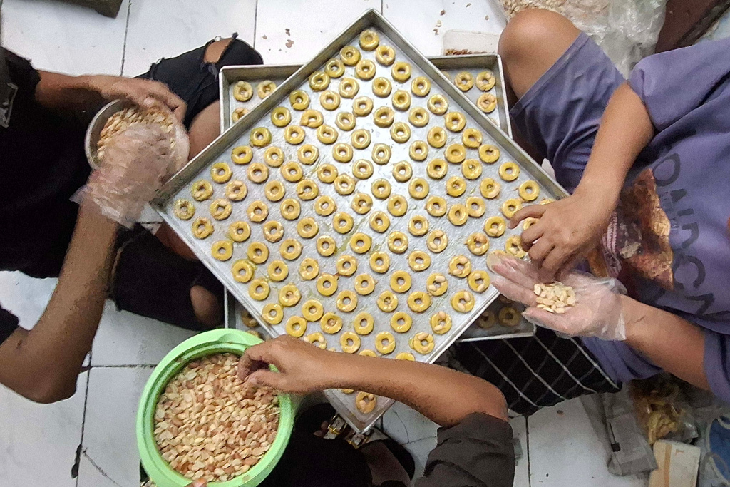Aktivitas pembuatan kue kering di Rumah Produksi Kue Kering Pusaka Kwitang, Kawasan Senen, Jakarta, Senin (9/3/2026).  (Berita nasional.com/Oke Atmaja)