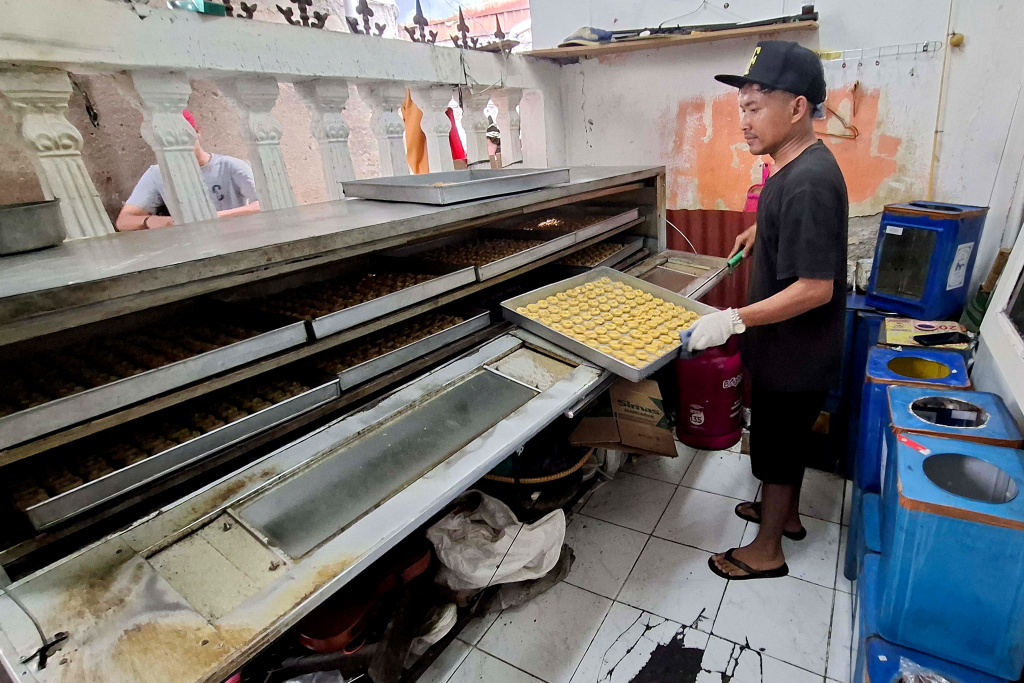 Aktivitas pembuatan kue kering di Rumah Produksi Kue Kering Pusaka Kwitang, Kawasan Senen, Jakarta, Senin (9/3/2026).  (Berita nasional.com/Oke Atmaja)