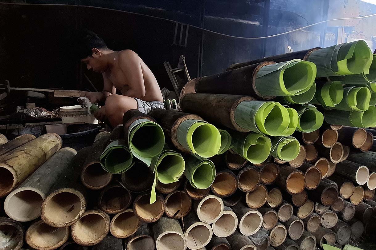 Aktivitas pembuatan pembuatan Lemang alias Lemang Bambu makanan khas Minang Sumatera Barat, di industri lemang rumahan, Kramat Senen, Jakarta Pusat, Selasa(10/3/2026).  (Beritanasional.com/Oke Atmaja)