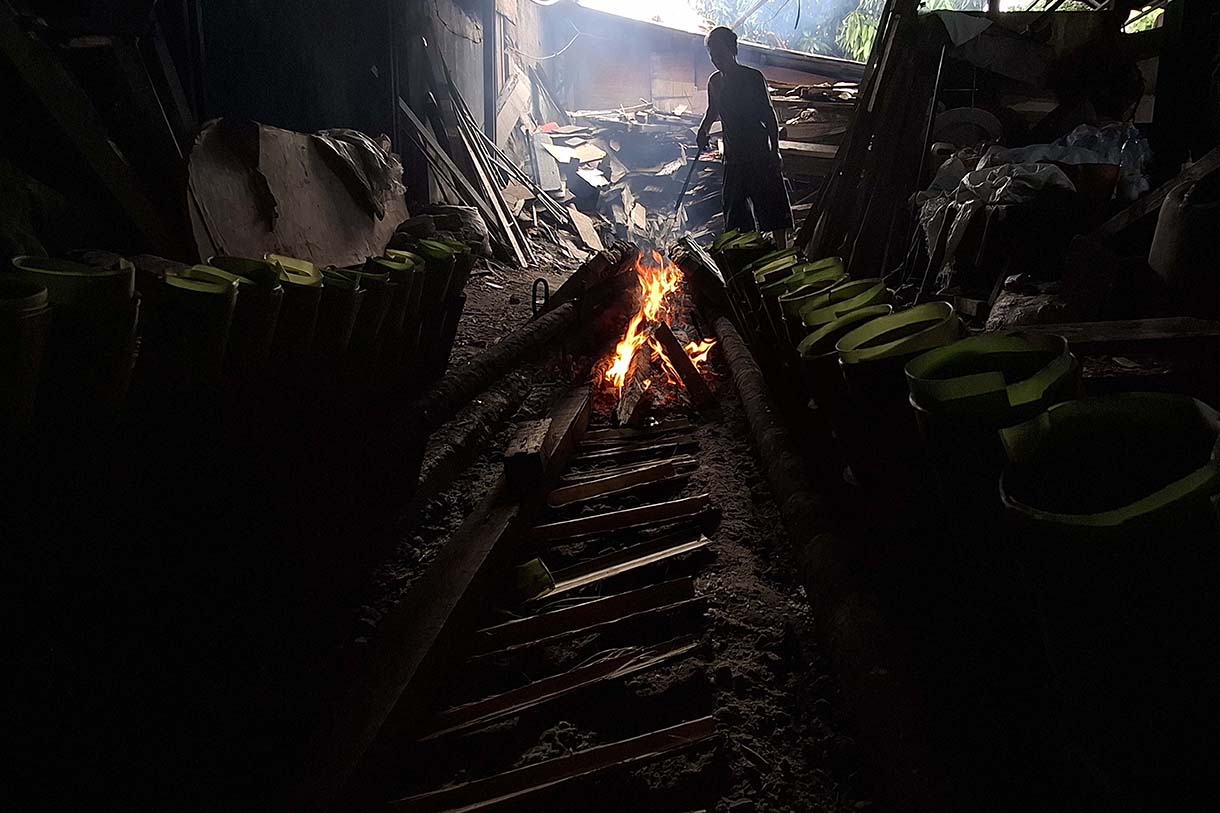 Aktivitas pembuatan pembuatan Lemang alias Lemang Bambu makanan khas Minang Sumatera Barat, di industri lemang rumahan, Kramat Senen, Jakarta Pusat, Selasa(10/3/2026).  (Beritanasional.com/Oke Atmaja)