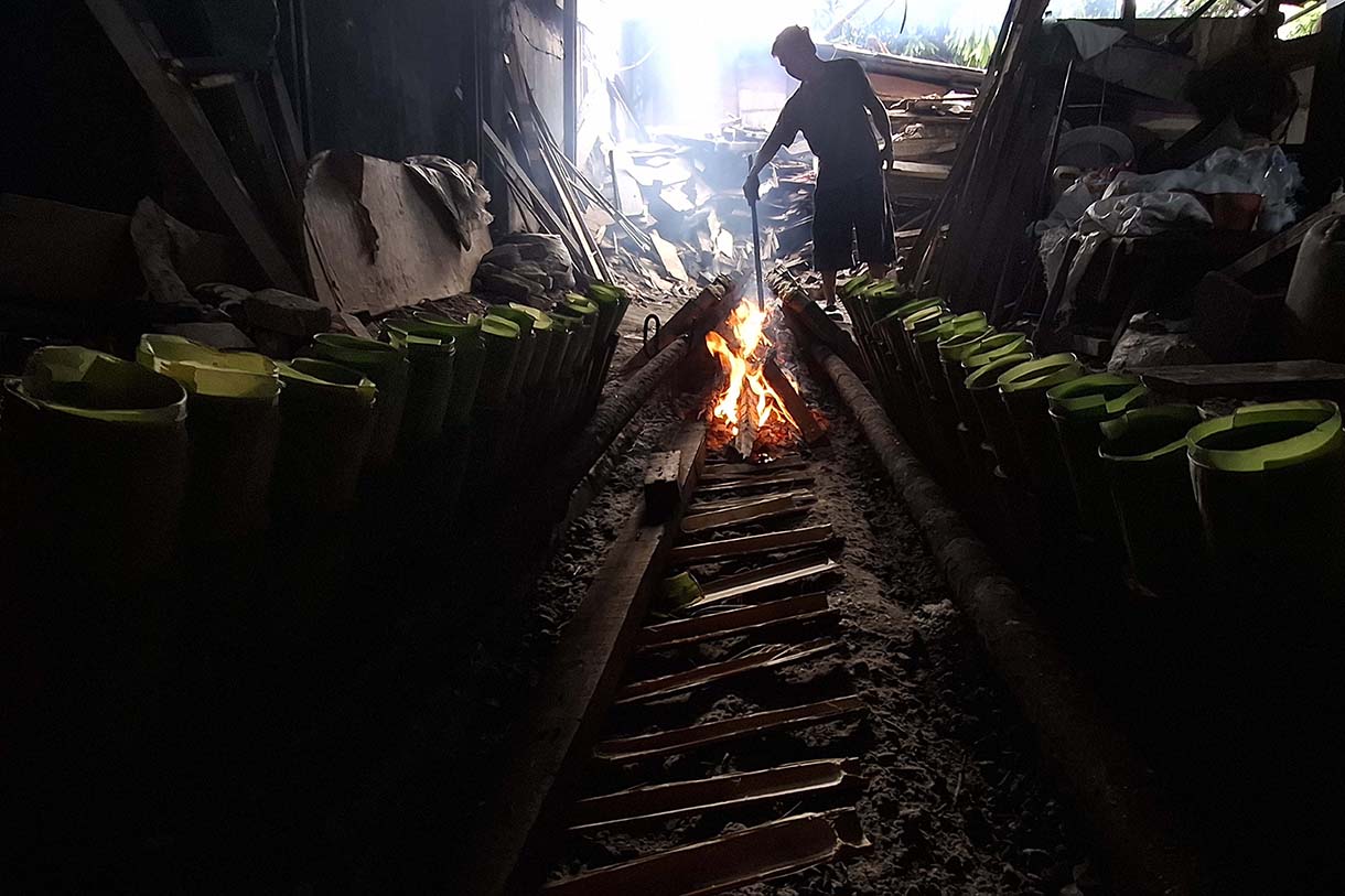 Aktivitas pembuatan pembuatan Lemang alias Lemang Bambu makanan khas Minang Sumatera Barat, di industri lemang rumahan, Kramat Senen, Jakarta Pusat, Selasa(10/3/2026).  (Beritanasional.com/Oke Atmaja)