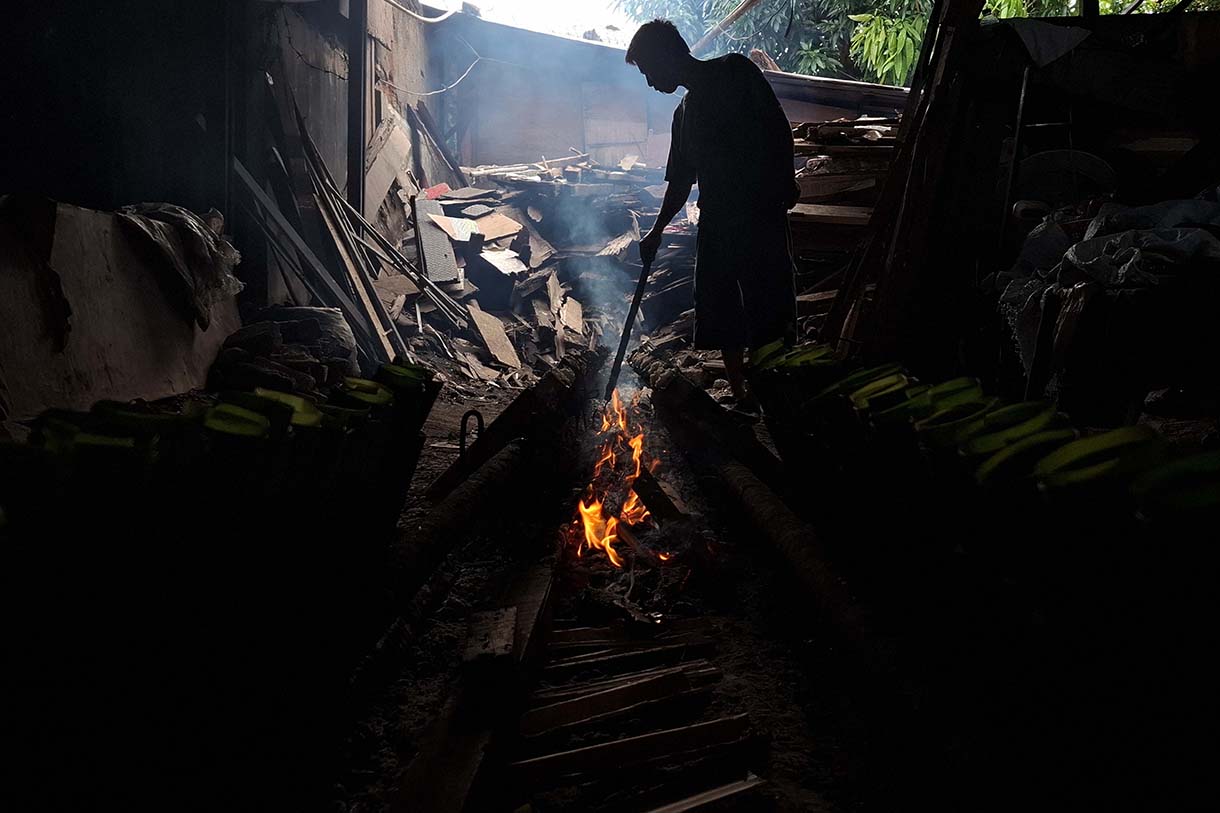 Aktivitas pembuatan pembuatan Lemang alias Lemang Bambu makanan khas Minang Sumatera Barat, di industri lemang rumahan, Kramat Senen, Jakarta Pusat, Selasa(10/3/2026).  (Beritanasional.com/Oke Atmaja)