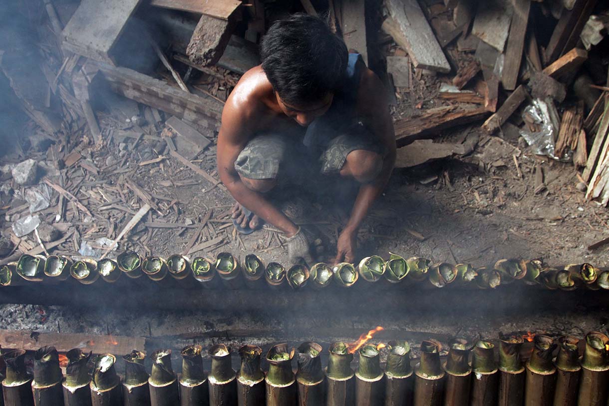 Aktivitas pembuatan pembuatan Lemang alias Lemang Bambu makanan khas Minang Sumatera Barat, di industri lemang rumahan, Kramat Senen, Jakarta Pusat, Selasa(10/3/2026).  (Beritanasional.com/Oke Atmaja)