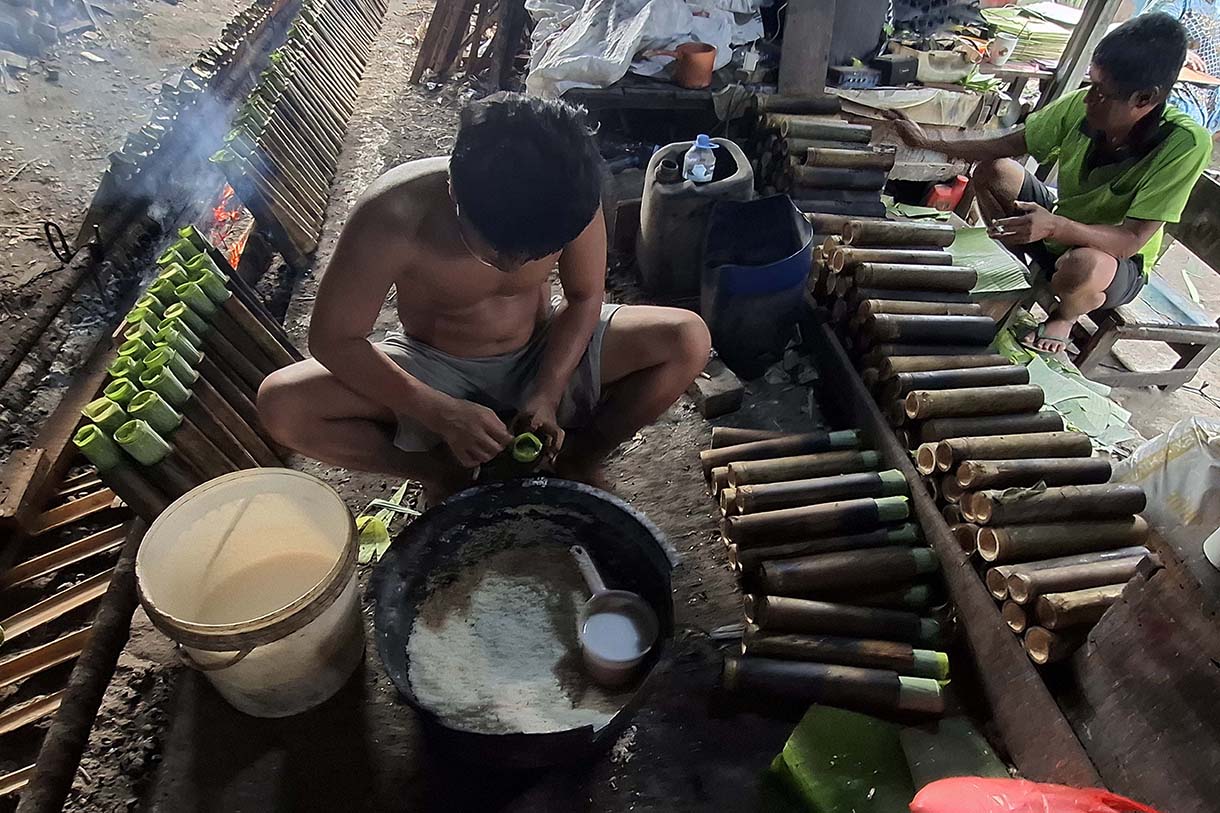 Aktivitas pembuatan pembuatan Lemang alias Lemang Bambu makanan khas Minang Sumatera Barat, di industri lemang rumahan, Kramat Senen, Jakarta Pusat, Selasa(10/3/2026).  (Beritanasional.com/Oke Atmaja)