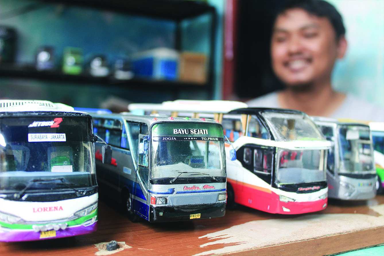 Perajin menyelesaikan miniatur Bus AKAP di Workshop belang bentong, Depok, Jawa Barat, Sabtu (13/7/2024). (BeritaNasional.com/Oke Atmaja)