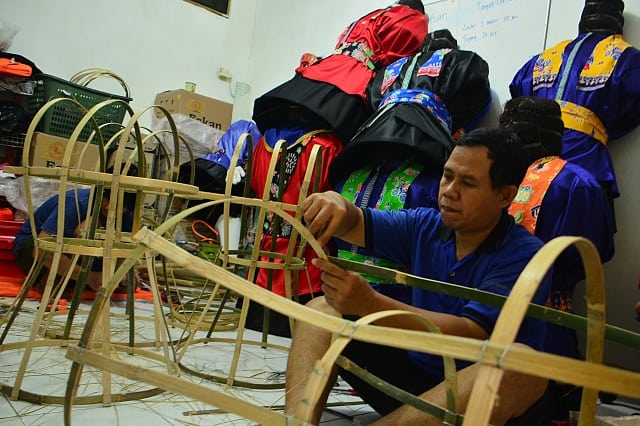 Pembuat Ondel-ondel khas Betawi. (BeritaNasional/Elvis Sendouw)