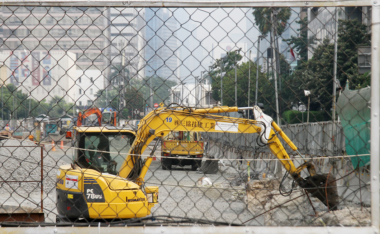 Kendaraan melintasi proyek MRT Fase 2 CP201 di Jalan M.H Thamrin, Jakarta, Senin(29/7/2024).  (BeritaNasional.com/Oke Atmaja)