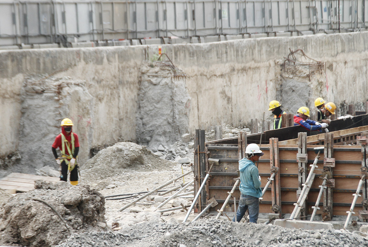 Kendaraan melintasi proyek MRT Fase 2 CP201 di Jalan M.H Thamrin, Jakarta, Senin(29/7/2024).  (BeritaNasional.com/Oke Atmaja)