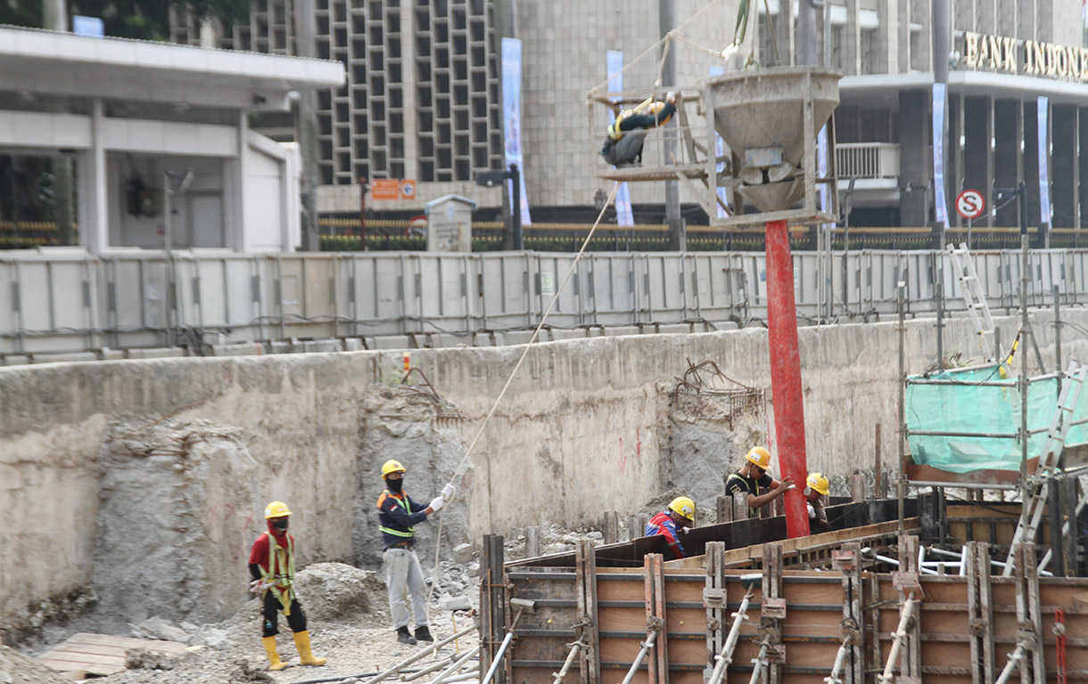 Kendaraan melintasi proyek MRT Fase 2 CP201 di Jalan M.H Thamrin, Jakarta, Senin(29/7/2024).  (BeritaNasional.com/Oke Atmaja)