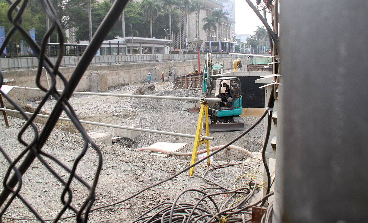 Kendaraan melintasi proyek MRT Fase 2 CP201 di Jalan M.H Thamrin, Jakarta, Senin(29/7/2024).  (BeritaNasional.com/Oke Atmaja)