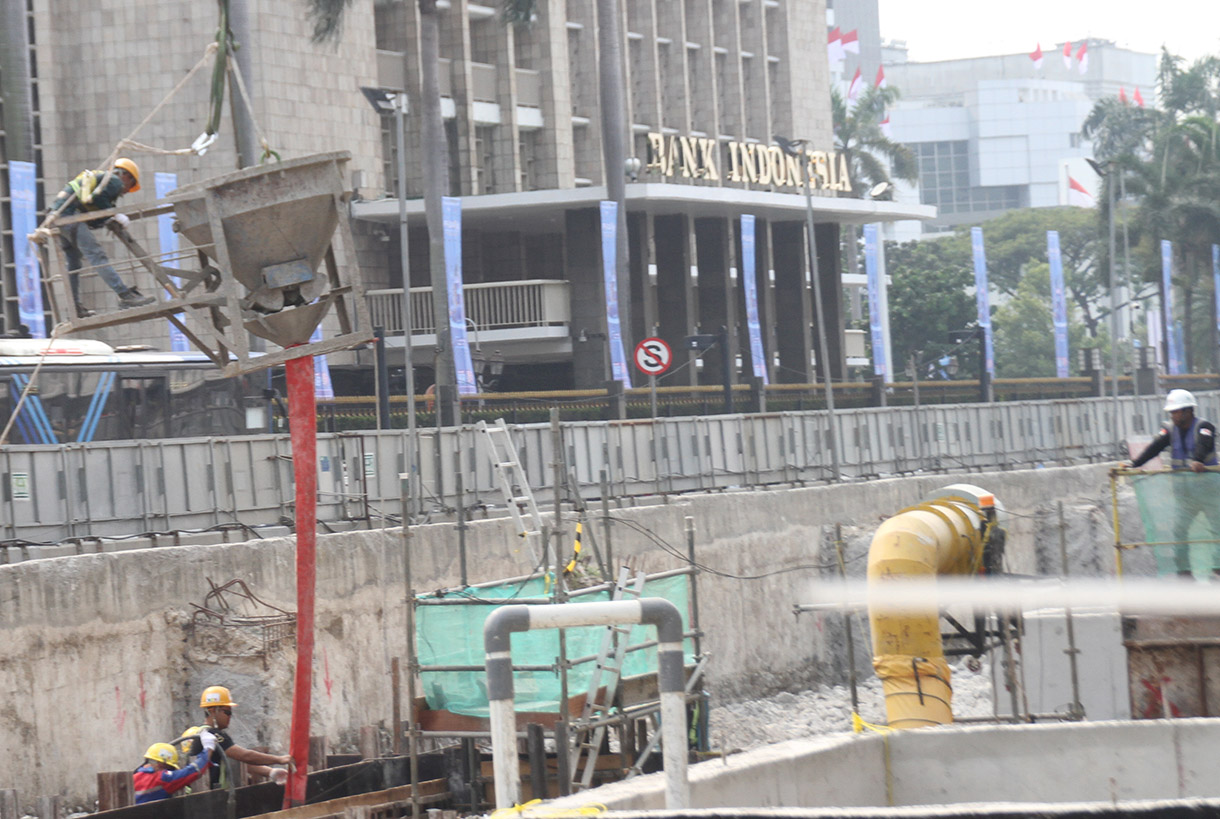 Kendaraan melintasi proyek MRT Fase 2 CP201 di Jalan M.H Thamrin, Jakarta, Senin(29/7/2024).  (BeritaNasional.com/Oke Atmaja)