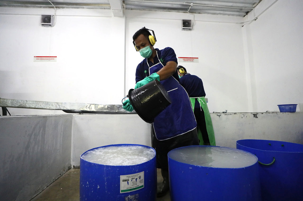 Intip, Pengolahan Sampah Plastik di GBK Pekerja mengolah sampah plastik di Waste Treatment Plant Gelora Bung Karno, Jakarta, Kamis (19/6/2025). (Beritanasional.com/Oke Atmaja)
