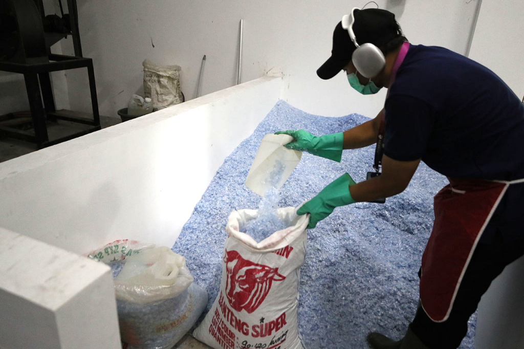 Intip, Pengolahan Sampah Plastik di GBK Pekerja mengolah sampah plastik di Waste Treatment Plant Gelora Bung Karno, Jakarta, Kamis (19/6/2025). (Beritanasional.com/Oke Atmaja)