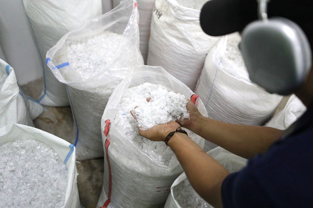 Intip, Pengolahan Sampah Plastik di GBK Pekerja mengolah sampah plastik di Waste Treatment Plant Gelora Bung Karno, Jakarta, Kamis (19/6/2025). (Beritanasional.com/Oke Atmaja)