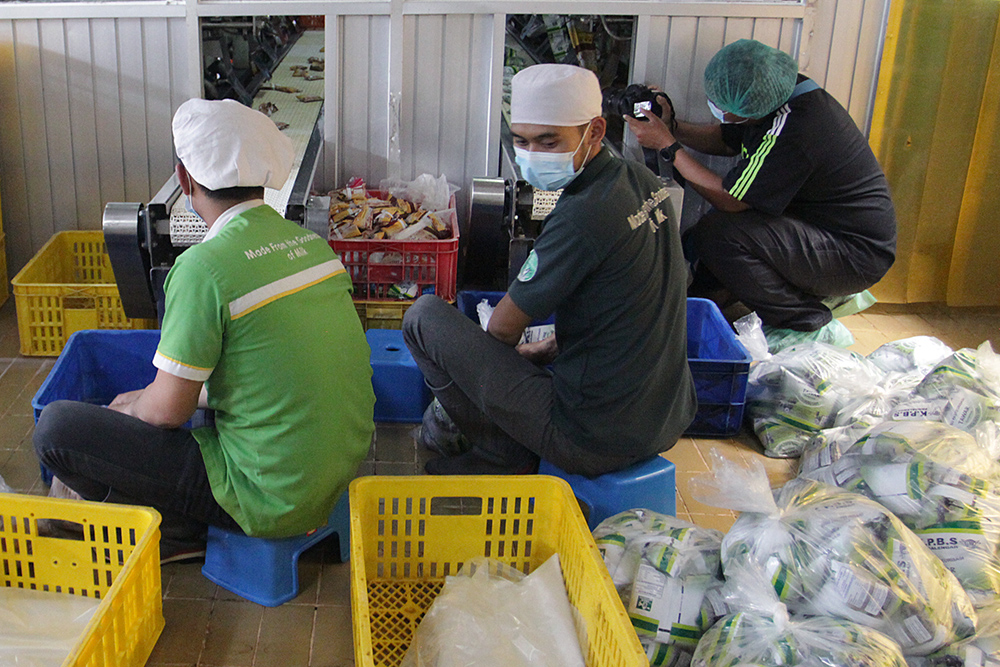 Pekerja mengolah susu untuk dijadikan produk kemasan yang siap dijual kepasar. (BeritaNasional/Elvis Sendouw)