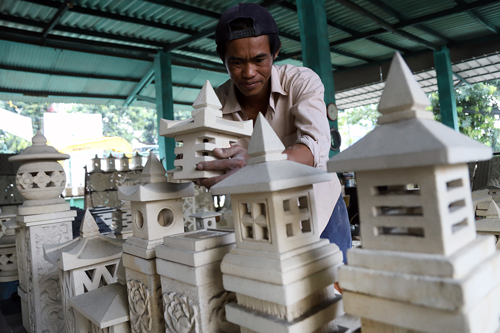 Perajin pahat batu alam menyelesaikan karya pahatnya di Galeri Griya Batu. (BeritaNasional/Elvis Sendouw)