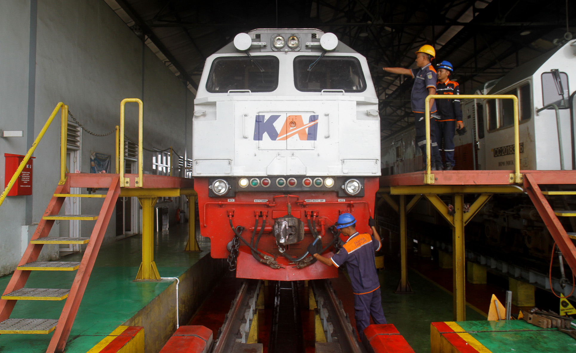 Petugas memeriksa lokomotif kereta api saat perawatan rutin di Depo Lokomotif Cipinang, Jakarta, Selasa (2/4/2024). (Indonesiaglobe/Oke Atmaja)