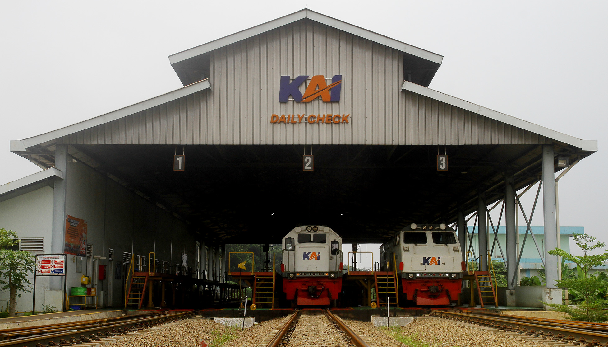 Petugas memeriksa lokomotif kereta api saat perawatan rutin di Depo Lokomotif Cipinang, Jakarta, Selasa (2/4/2024). (Indonesiaglobe/Oke Atmaja)