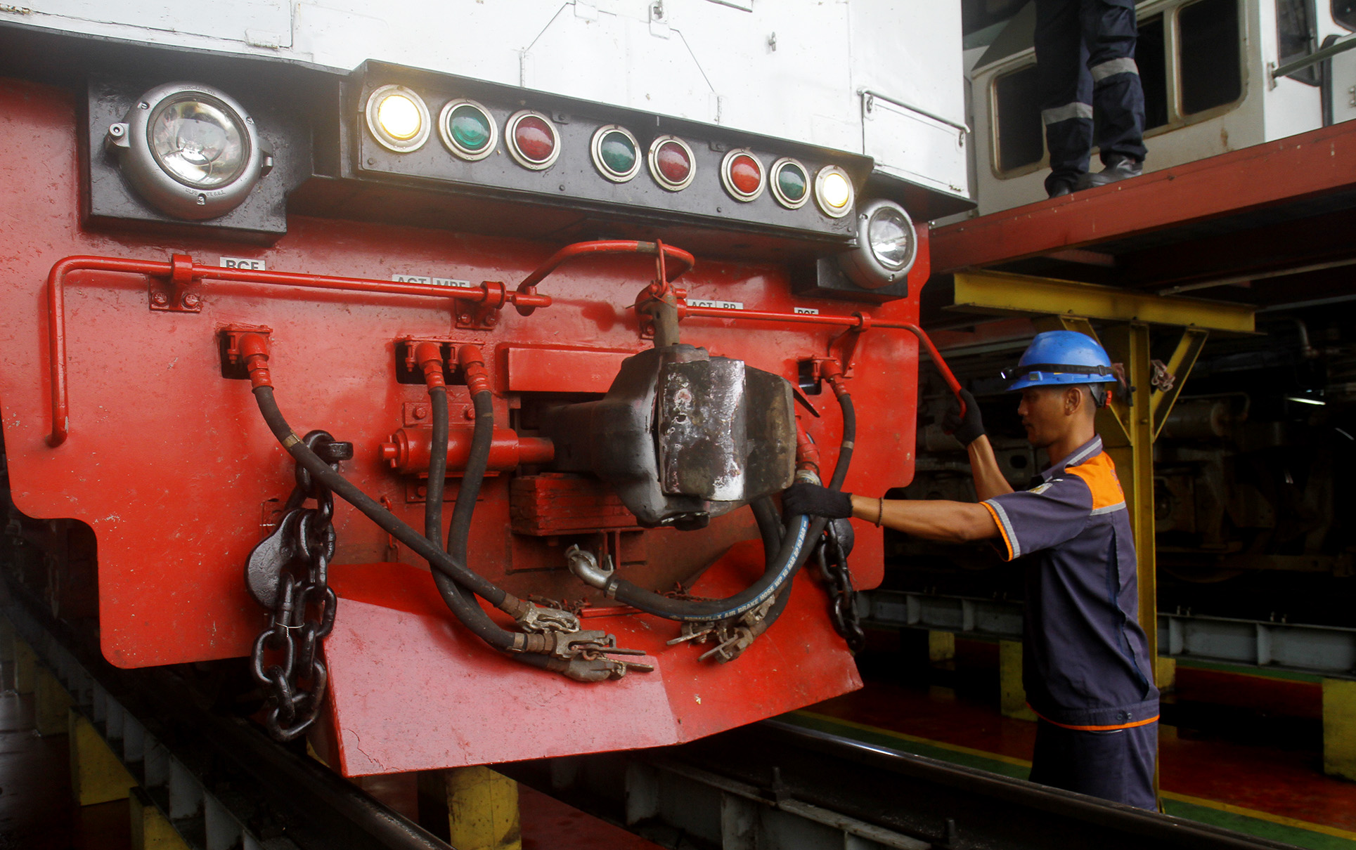 Petugas memeriksa lokomotif kereta api saat perawatan rutin di Depo Lokomotif Cipinang, Jakarta, Selasa (2/4/2024). (Indonesiaglobe/Oke Atmaja)