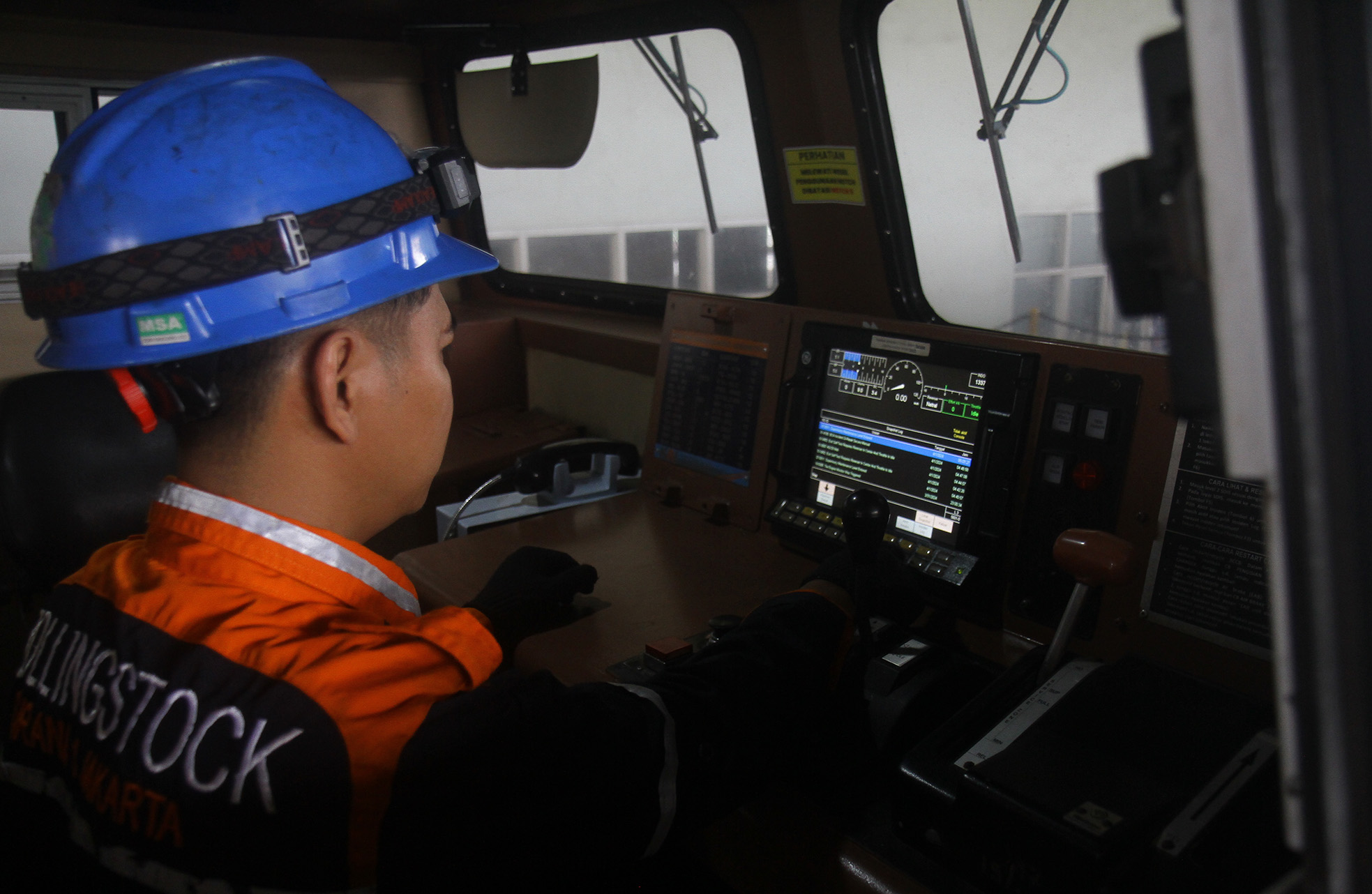 Petugas memeriksa lokomotif kereta api saat perawatan rutin di Depo Lokomotif Cipinang, Jakarta, Selasa (2/4/2024). (Indonesiaglobe/Oke Atmaja)