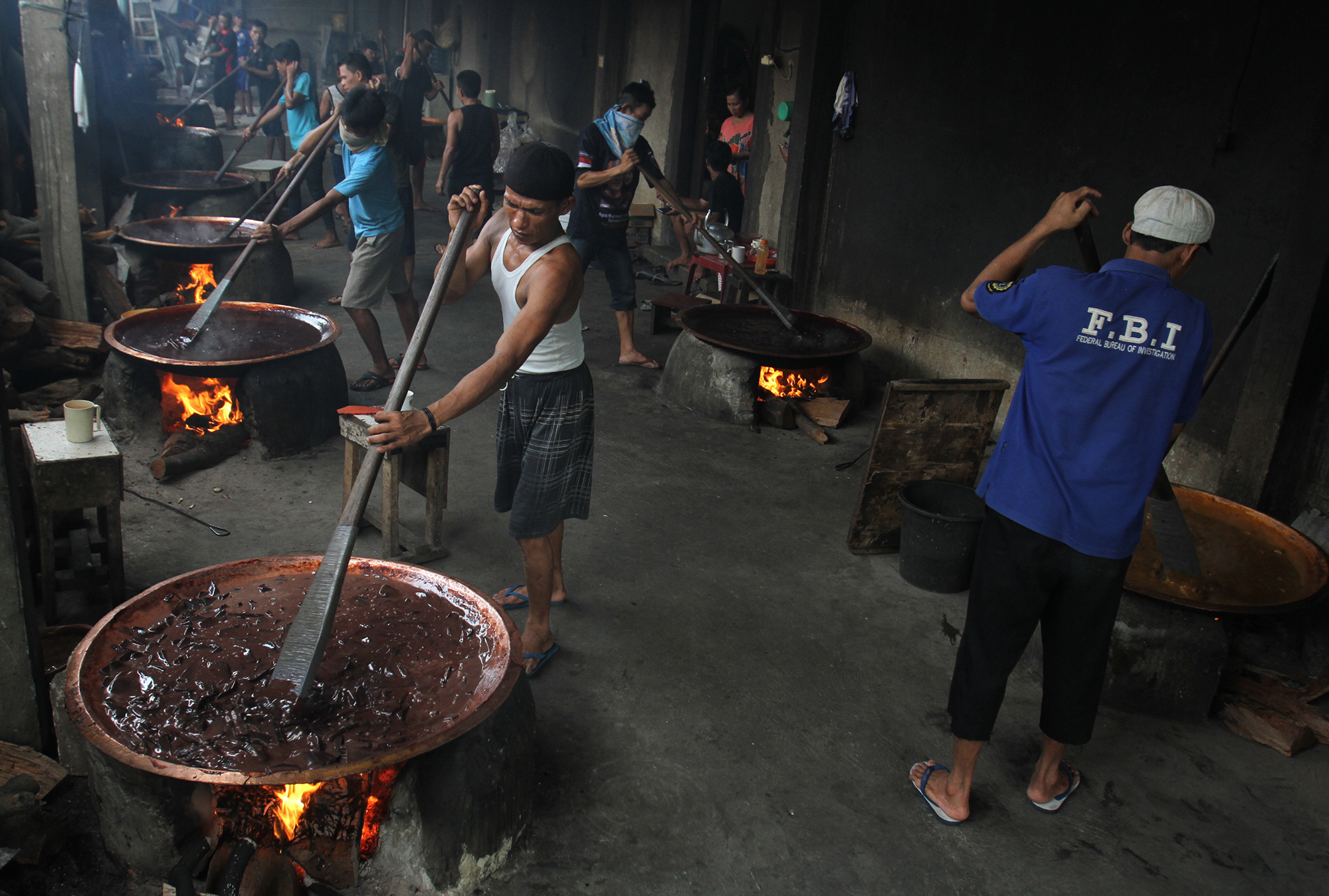 Pekerja memasak dodol Betawi dengan tungku kayu bakar di Sentra Dodol Betawi Wan Salmah di Kawasan Pejaten Timur, Pasar Minggu, Jakarta Selatan, Sabtu (16/3). (Sinarharapan.com/Oke Atmaja)