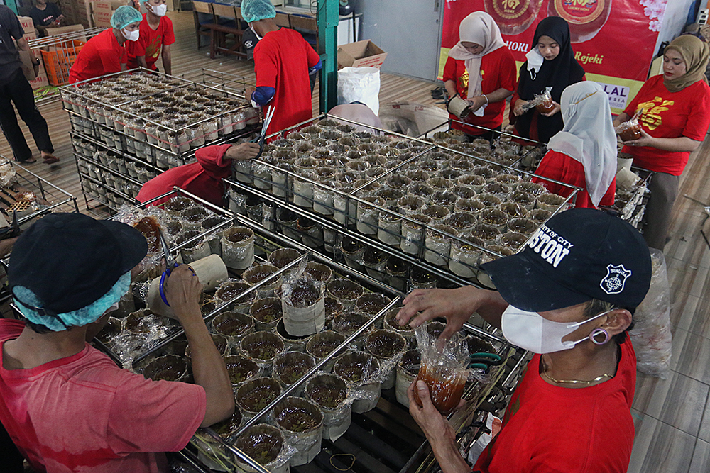 Pekerja menyelesaikan pembuatan kue keranjang di Depok. (BeritaNasional/Elvis Sendouw)