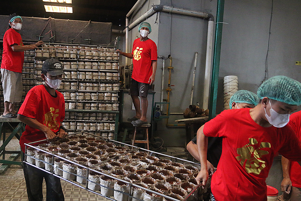 Pekerja menyelesaikan pembuatan kue keranjang di Depok. (BeritaNasional/Elvis Sendouw)
