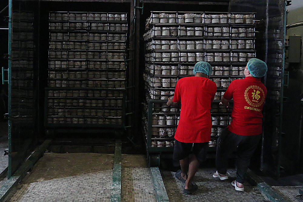 Pekerja menyelesaikan pembuatan kue keranjang di Depok. (BeritaNasional/Elvis Sendouw)