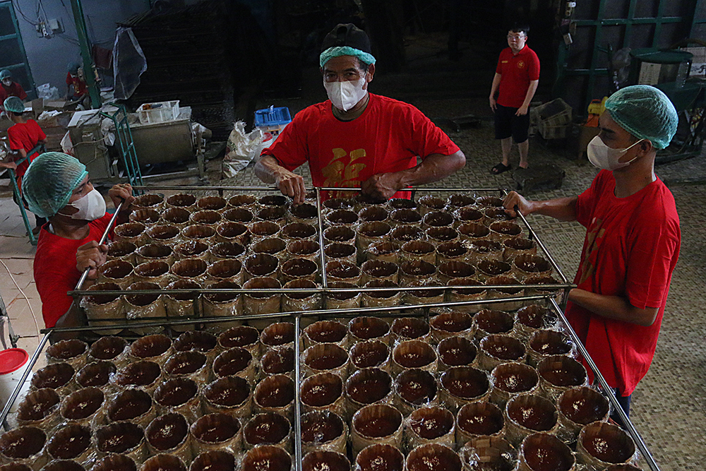 Pekerja menyelesaikan pembuatan kue keranjang di Depok. (BeritaNasional/Elvis Sendouw)