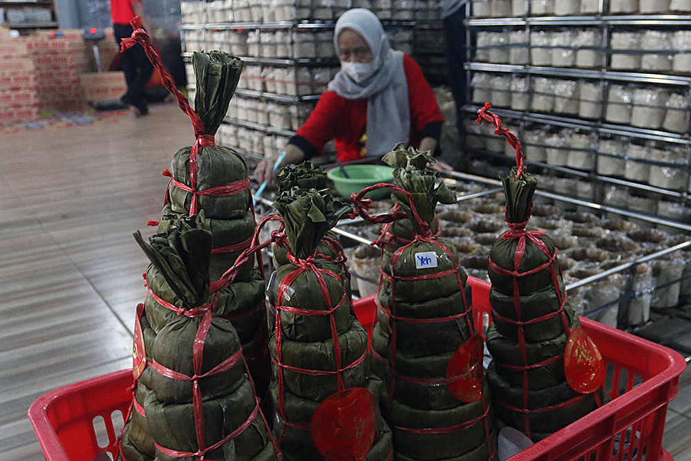 Pekerja menyelesaikan pembuatan kue keranjang di Depok. (BeritaNasional/Elvis Sendouw)