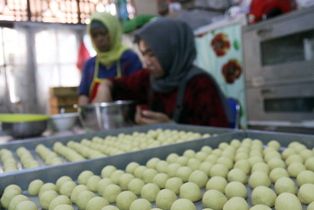 Pembuatan kue kering lebaran di Depok. (BeritaNasional/Elvis Sendouw)