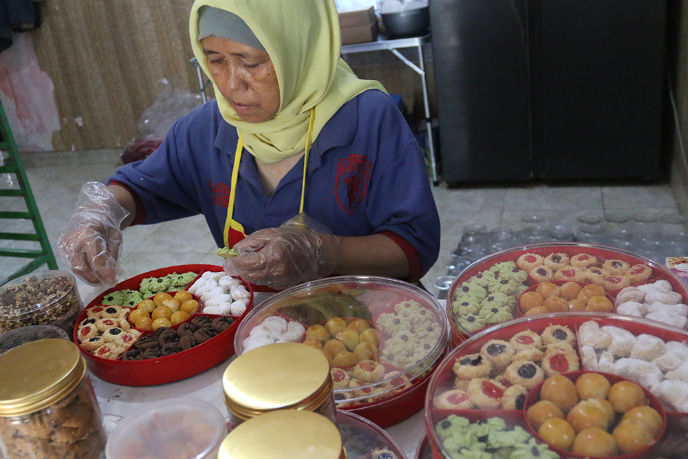 Pembuatan kue kering lebaran di Depok. (BeritaNasional/Elvis Sendouw)