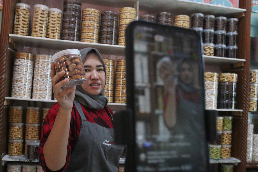 Pembuatan kue kering lebaran di Depok. (BeritaNasional/Elvis Sendouw)