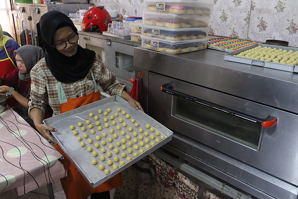 Pembuatan kue kering lebaran di Depok. (BeritaNasional/Elvis Sendouw)