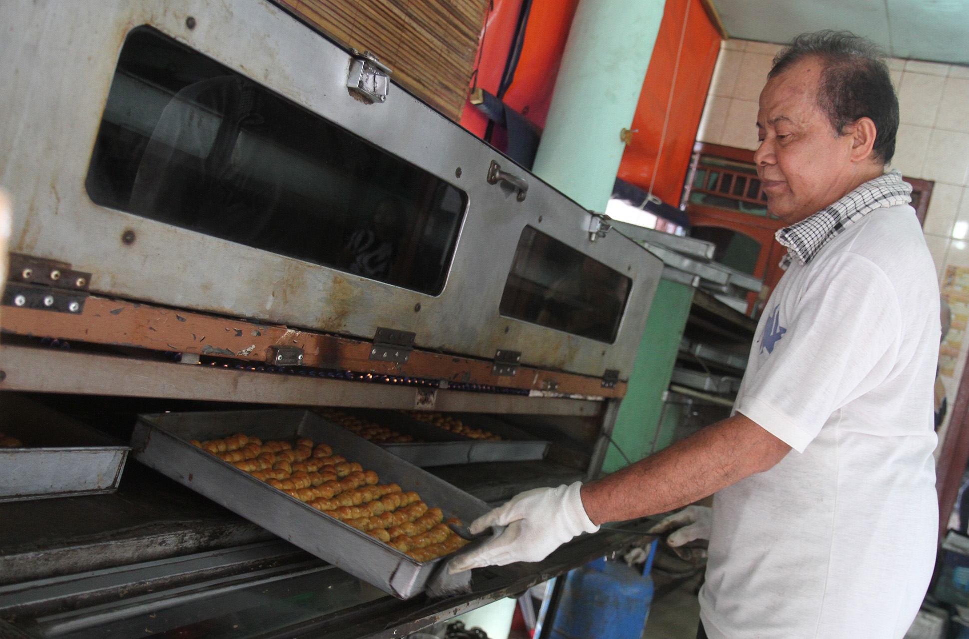 Pekerja menyelesaikan pembuatan kue kering di industri rumahan Butter Cokies Pusaka Kwitang, Jakarta, Rabu (27/3/2024).(Indonesiaglobe/Oke Atmaja)