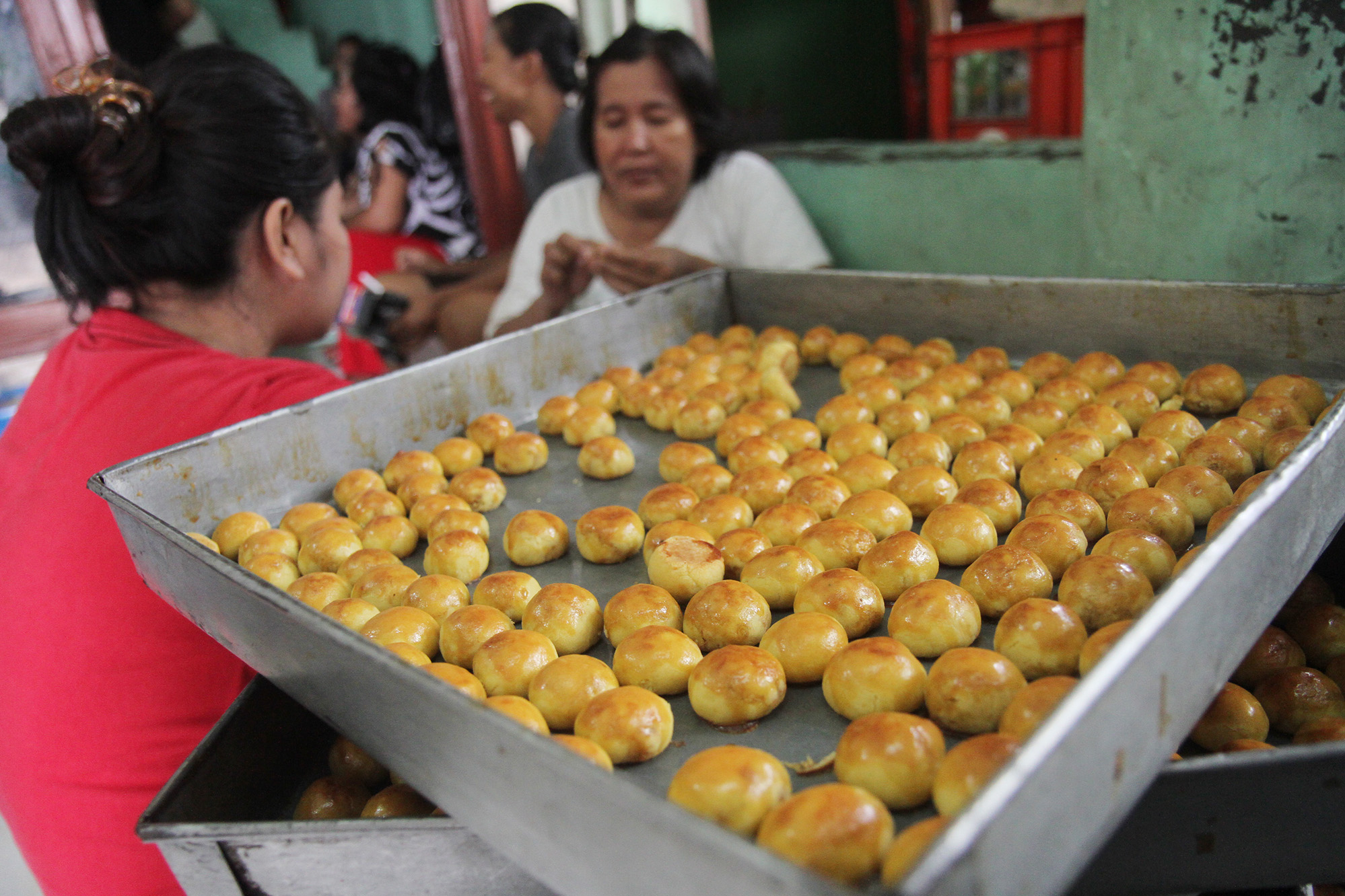 Pekerja menyelesaikan pembuatan kue kering di industri rumahan Butter Cokies Pusaka Kwitang, Jakarta, Rabu (27/3/2024).(Indonesiaglobe/Oke Atmaja)