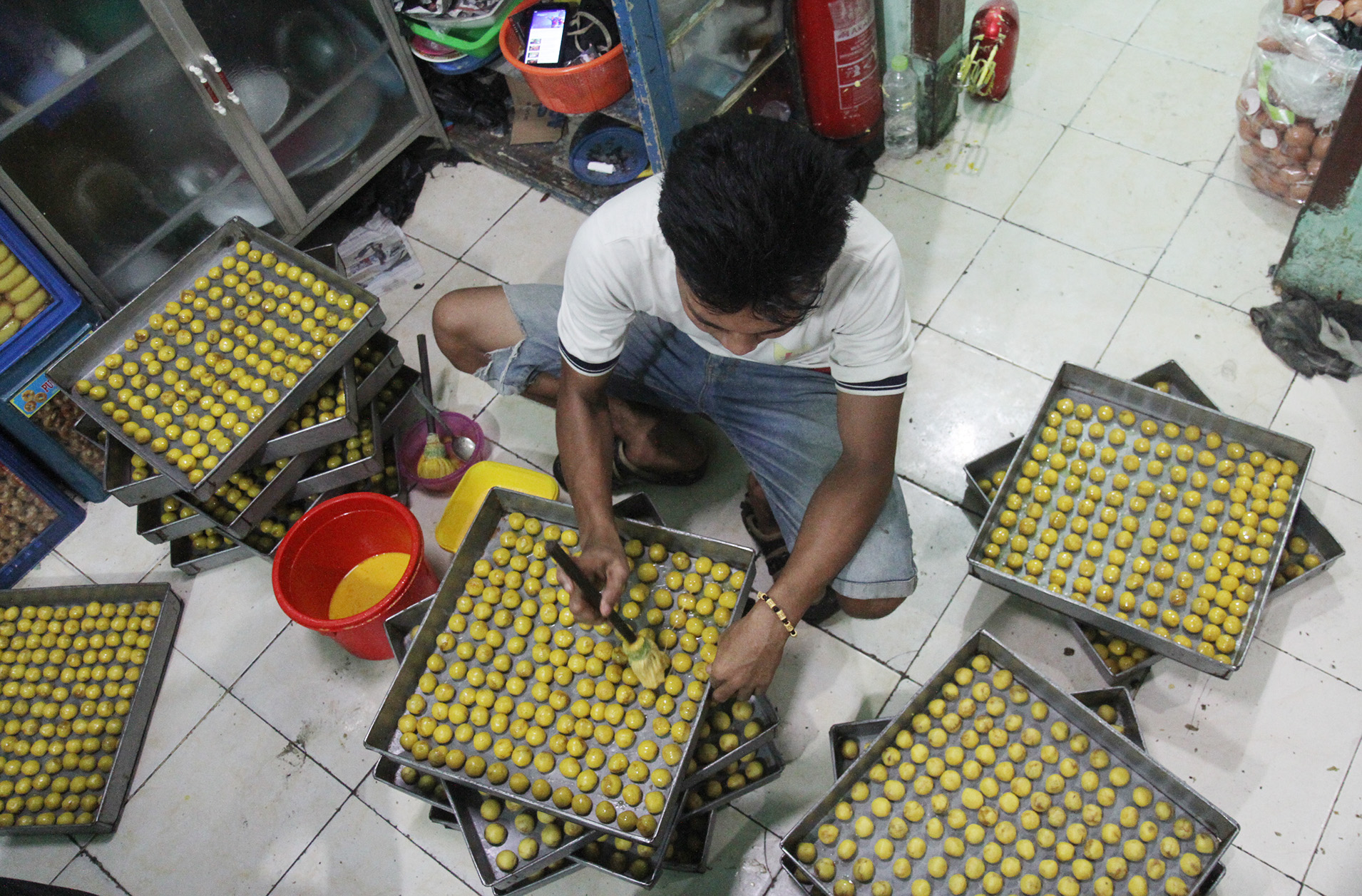 Pekerja menyelesaikan pembuatan kue kering di industri rumahan Butter Cokies Pusaka Kwitang, Jakarta, Rabu (27/3/2024).(Indonesiaglobe/Oke Atmaja)