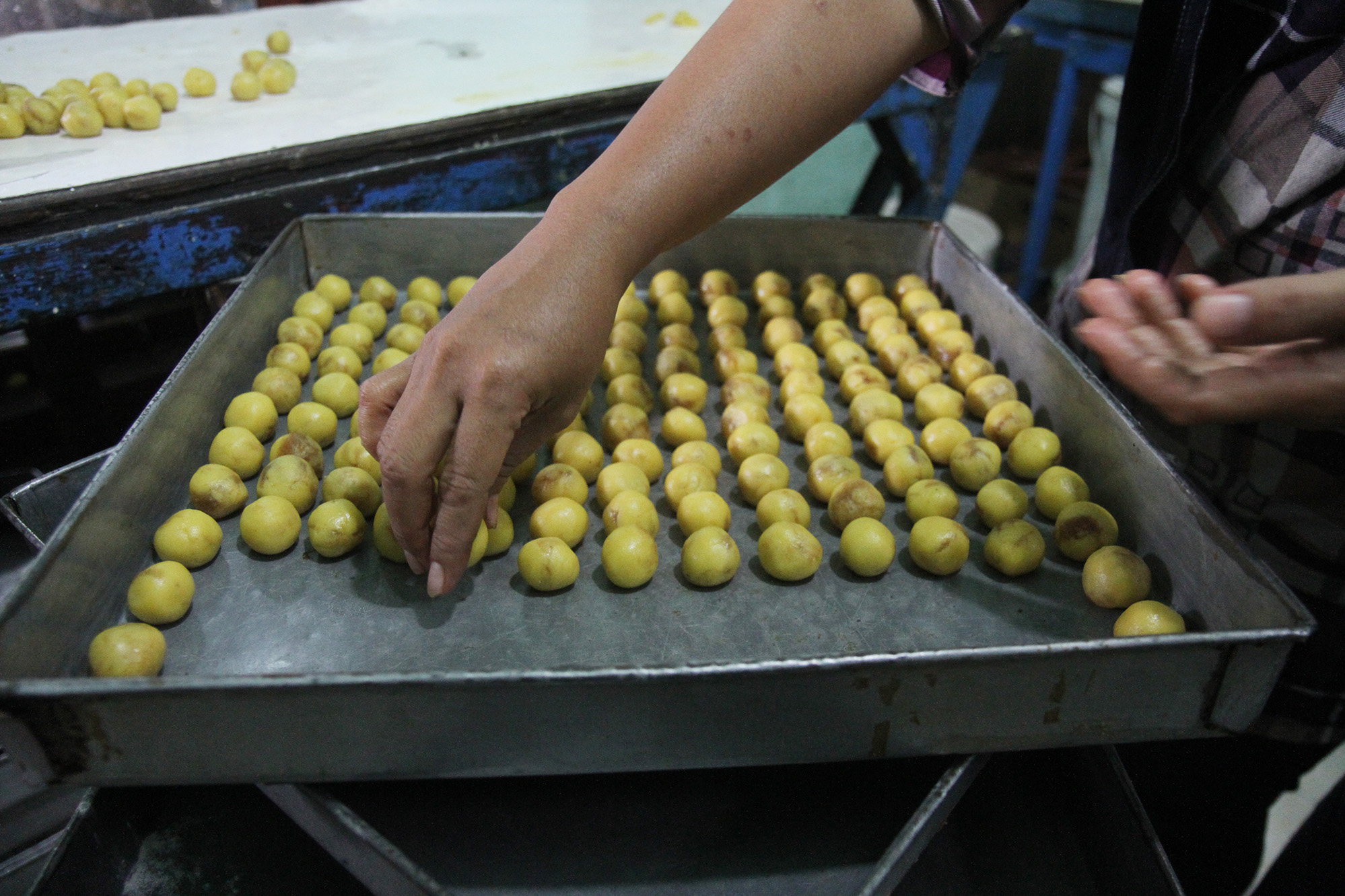 Pekerja menyelesaikan pembuatan kue kering di industri rumahan Butter Cokies Pusaka Kwitang, Jakarta, Rabu (27/3/2024).(Indonesiaglobe/Oke Atmaja)