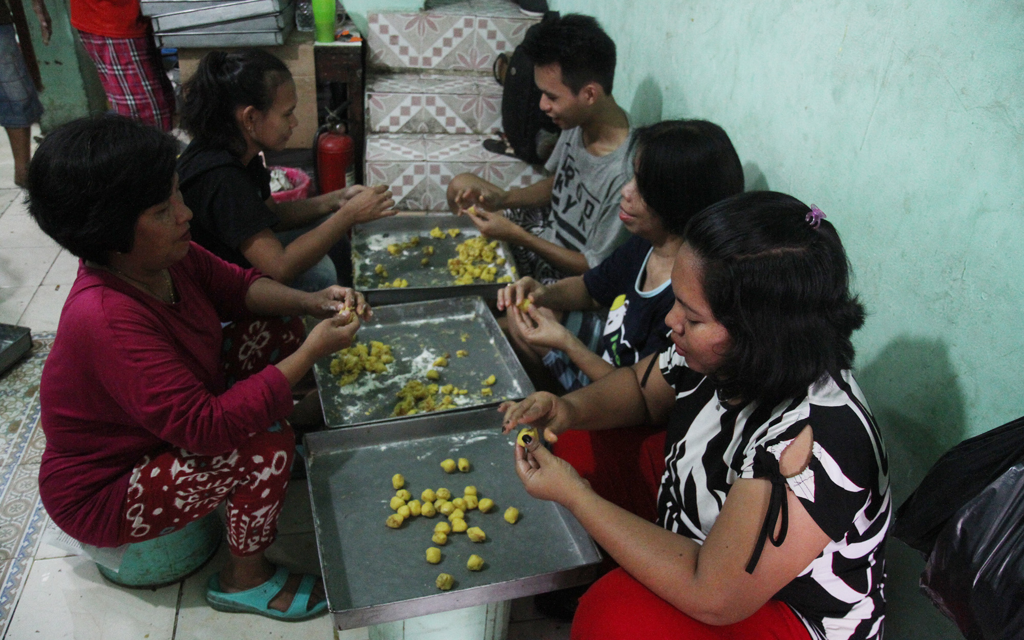 Pekerja menyelesaikan pembuatan kue kering di industri rumahan Butter Cokies Pusaka Kwitang, Jakarta, Rabu (27/3/2024).(Indonesiaglobe/Oke Atmaja)