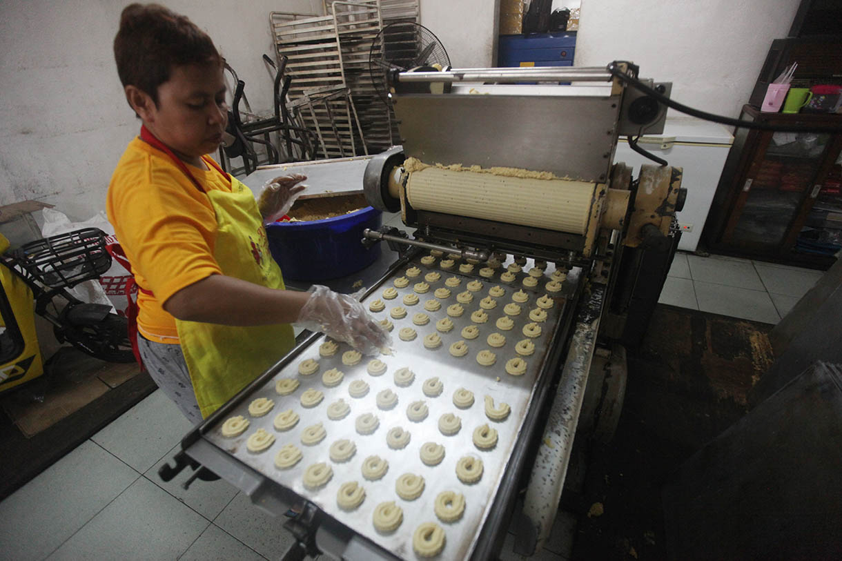 Pekerja memasukkan roti ke dalam oven di toko roti Gelora, Jatinegara, Jakarta, Rabu (6/11/2024).(BeritaNasional.com/Oke Atmaja)