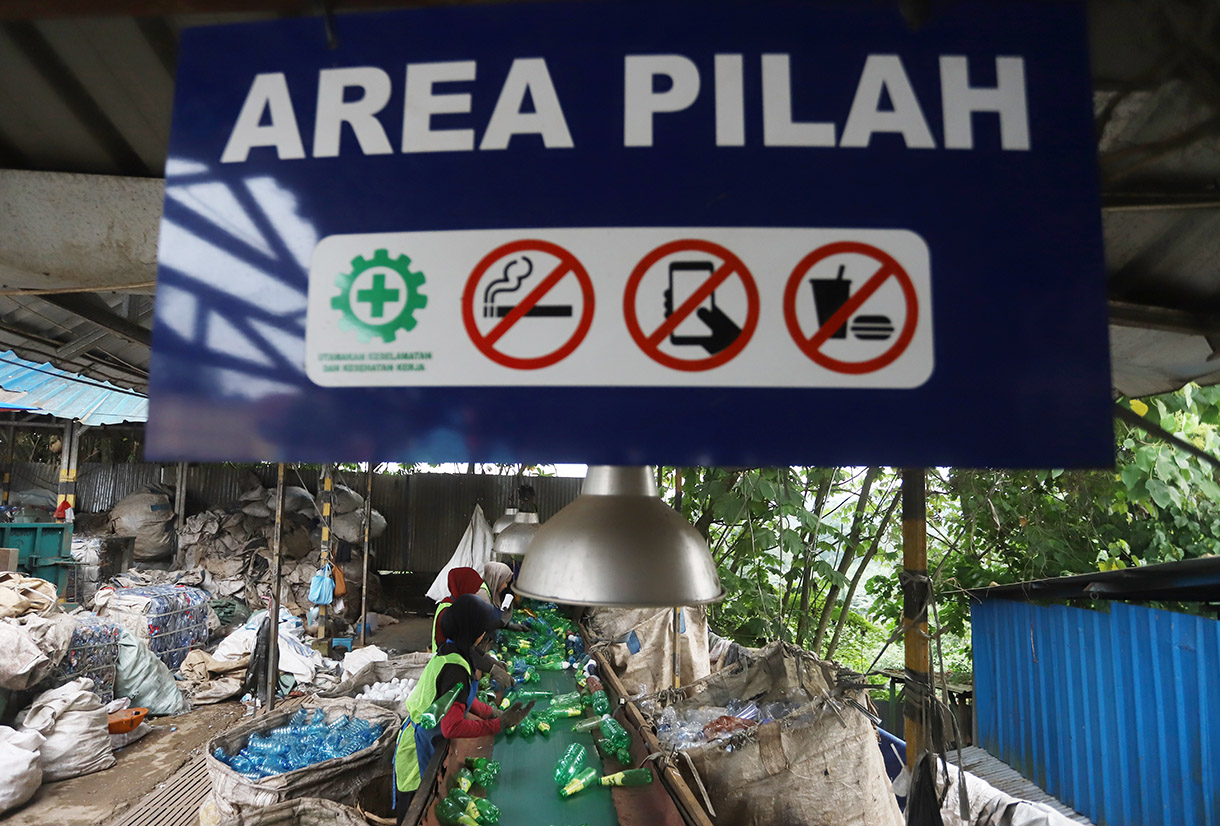 Sejumlah pekerja memilah sampah botol dan galon plastik untuk didaur ulang di Koperasi Pemulung Berdaya,Tangerang Selatan, Banten, Minggu (21/7/2024). (BeritaNasional.com/Oke Atmaja)