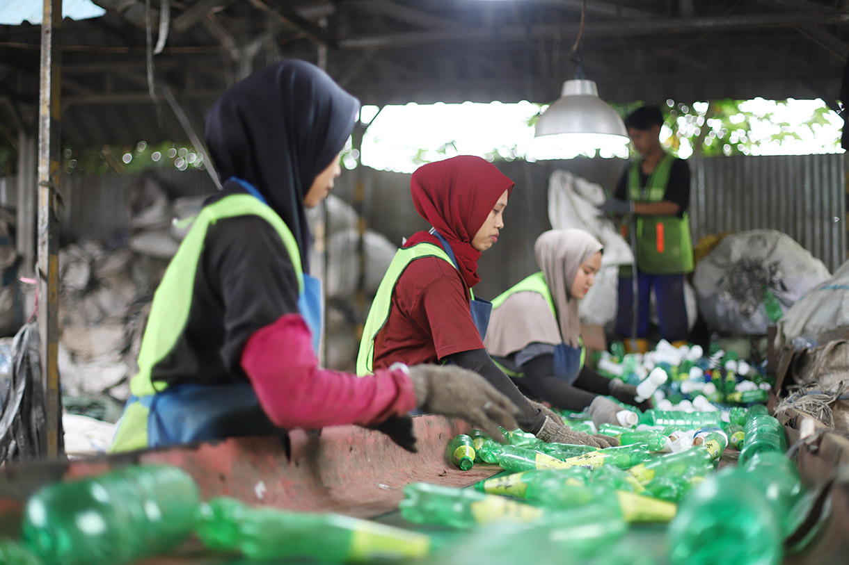 Sejumlah pekerja memilah sampah botol dan galon plastik untuk didaur ulang di Koperasi Pemulung Berdaya,Tangerang Selatan, Banten, Minggu (21/7/2024). (BeritaNasional.com/Oke Atmaja)