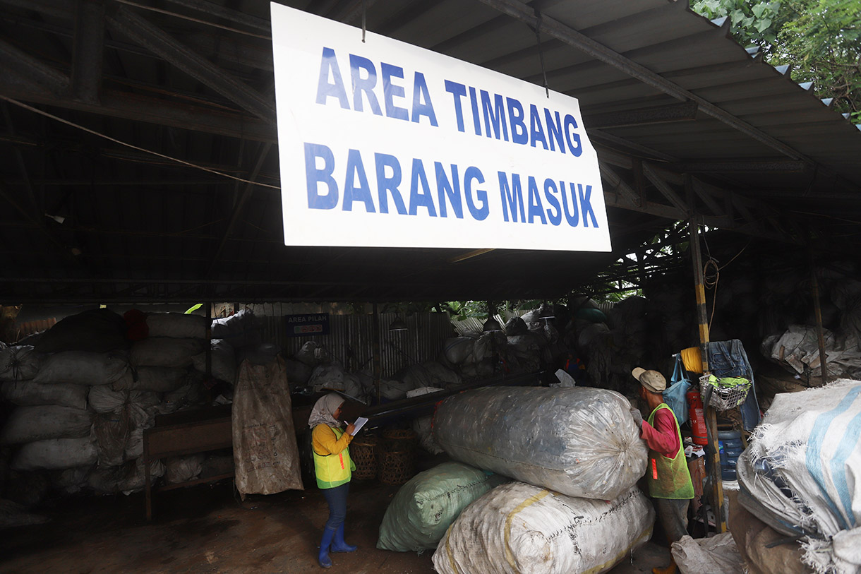 Sejumlah pekerja memilah sampah botol dan galon plastik untuk didaur ulang di Koperasi Pemulung Berdaya,Tangerang Selatan, Banten, Minggu (21/7/2024). (BeritaNasional.com/Oke Atmaja)